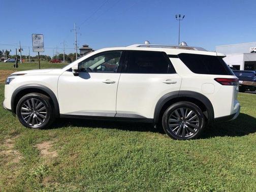 2023 Nissan Pathfinder SL