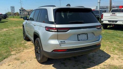 Silver Zynith 2025 Jeep Grand Cherokee Laredo