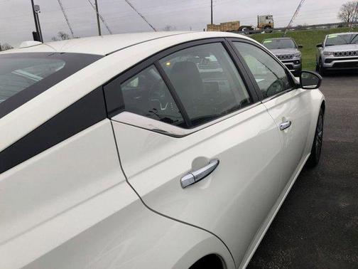 Glacier White 2025 Nissan Altima SV