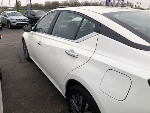Glacier White 2025 Nissan Altima SV