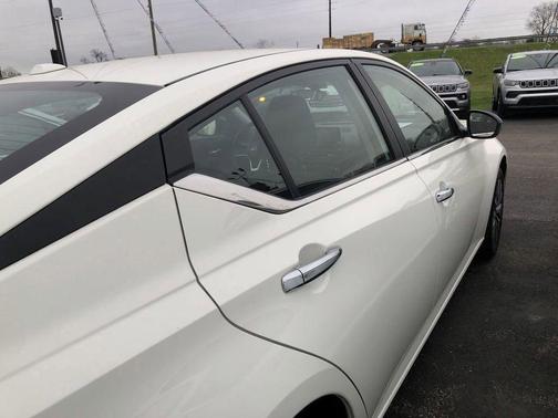 Glacier White 2025 Nissan Altima SV