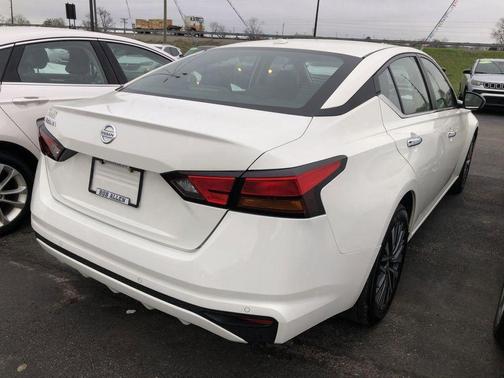 Glacier White 2025 Nissan Altima SV
