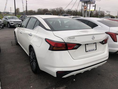 Glacier White 2025 Nissan Altima SV