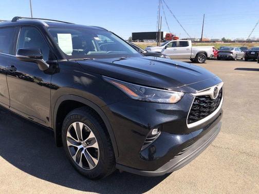 Midnight Black Metallic 2023 Toyota Highlander XLE