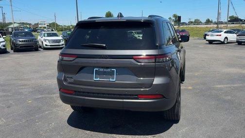 Metallic 2023 Jeep Grand Cherokee Altitude