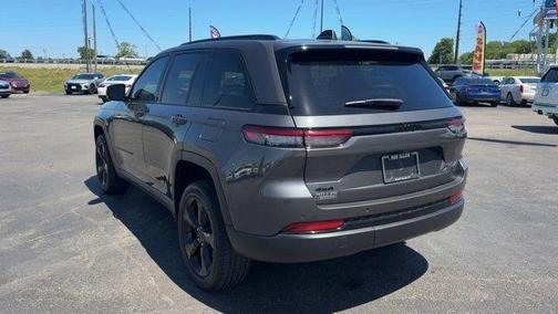 Metallic 2023 Jeep Grand Cherokee Altitude