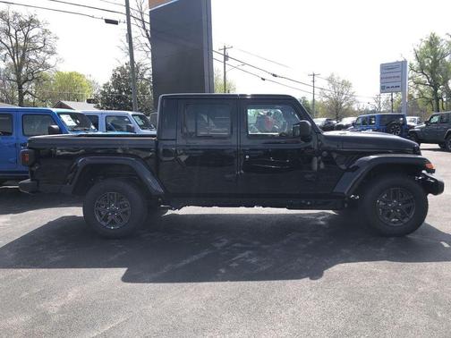 Black Clearcoat 2026 Jeep Gladiator Sport