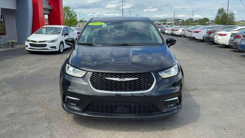 Brilliant Black Crystal Pearlcoat 2023 Chrysler Pacifica Touring-L