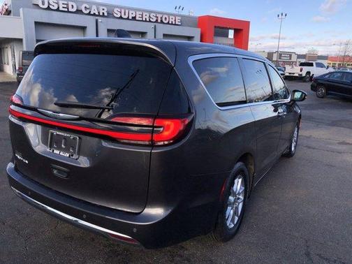 2023 Chrysler Pacifica Touring-L