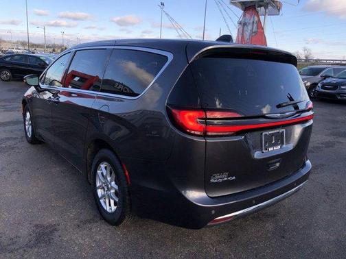 2023 Chrysler Pacifica Touring-L