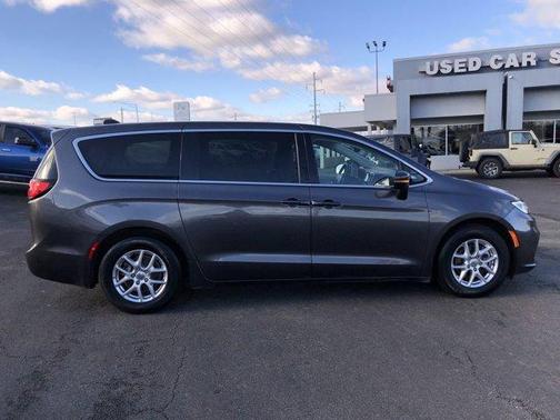 2023 Chrysler Pacifica Touring-L