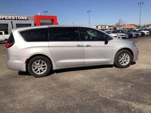 2024 Chrysler Pacifica Touring-L