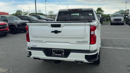 Iridescent Pearl Tricoat 2022 Chevrolet Silverado 1500 High Country