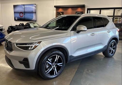 2025 Volvo XC40 B5 Core Bright Theme