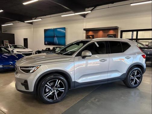 2025 Volvo XC40 B5 Core Bright Theme
