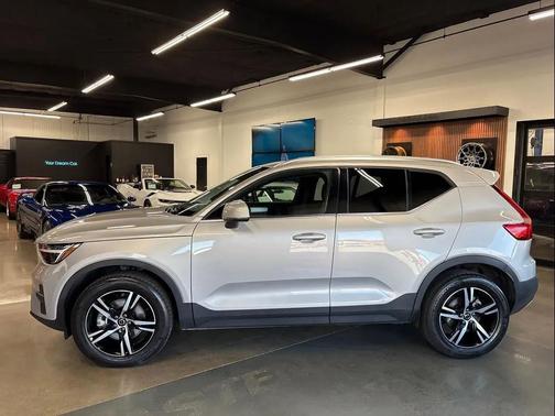 2025 Volvo XC40 B5 Core Bright Theme