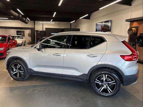 2025 Volvo XC40 B5 Core Bright Theme