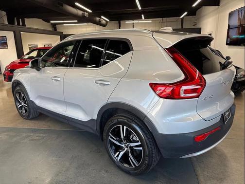 2025 Volvo XC40 B5 Core Bright Theme