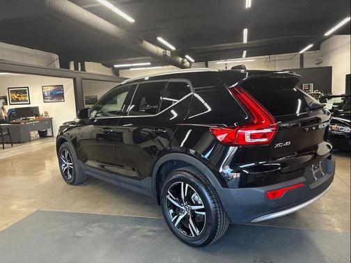 2025 Volvo XC40 B5 Core Bright Theme