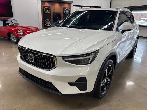 2025 Volvo XC40 B5 Core Bright Theme