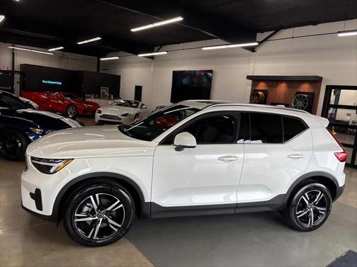 2025 Volvo XC40 B5 Core Bright Theme