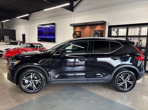 2025 Volvo XC40 B5 Core Bright Theme