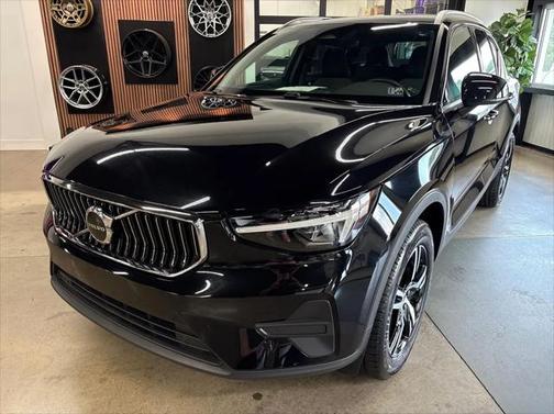 2025 Volvo XC40 B5 Core Bright Theme
