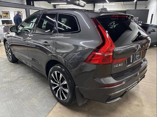 2024 Volvo XC60 B5 Core Dark Theme