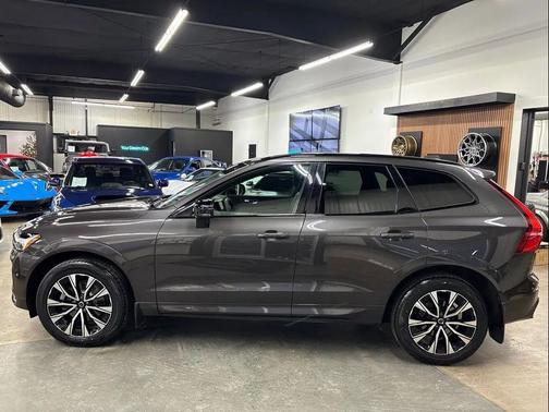 2024 Volvo XC60 B5 Core Dark Theme