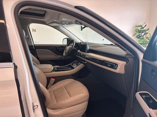 Pristine White Metallic Tri-Coat 2023 Lincoln Aviator Reserve AWD