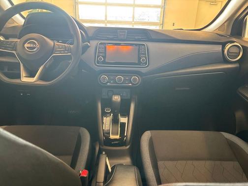 Super Black 2023 Nissan Versa 1.6 SV