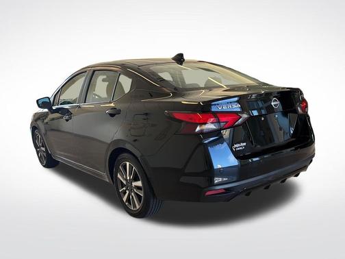 Super Black 2023 Nissan Versa 1.6 SV