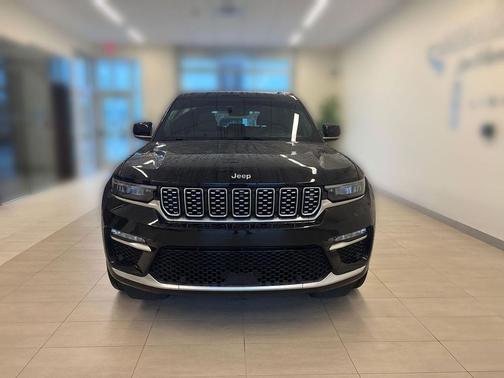 Diamond Black Crystal Pearlcoat 2023 Jeep Grand Cherokee Summit