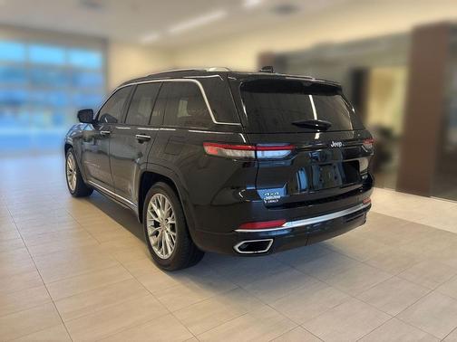 Diamond Black Crystal Pearlcoat 2023 Jeep Grand Cherokee Summit