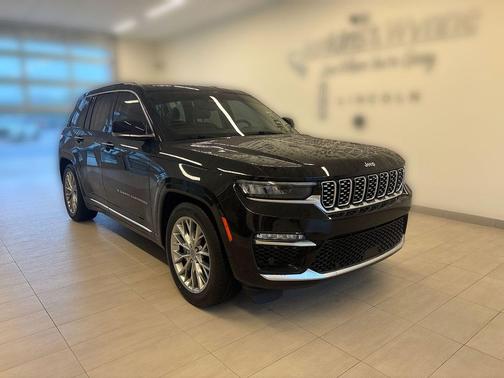 Diamond Black Crystal Pearlcoat 2023 Jeep Grand Cherokee Summit
