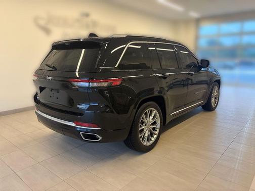 Diamond Black Crystal Pearlcoat 2023 Jeep Grand Cherokee Summit