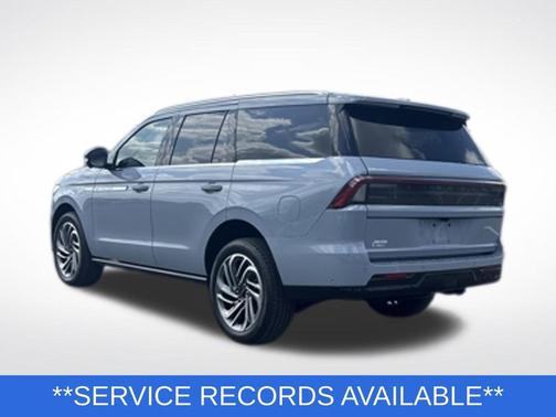Gray Mist Metallic Tri-Coat 2025 Lincoln Navigator Reserve
