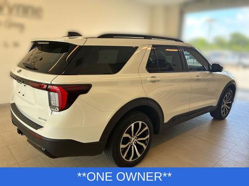 Star White Metallic Tri-Coat 2025 Ford Explorer ST-Line