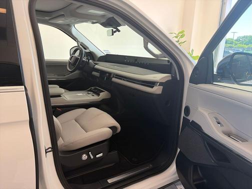Pristine White Metallic Tri-Coat 2026 Lincoln Navigator Reserve