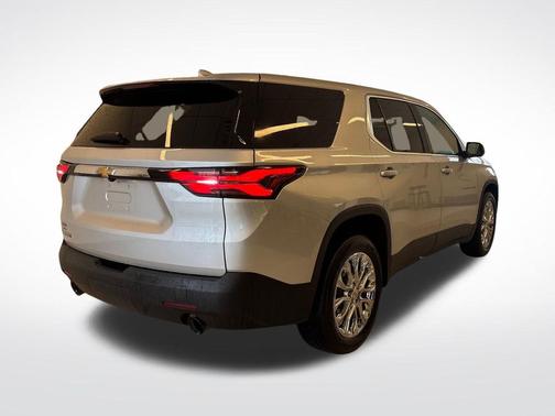 Silver Ice Metallic 2022 Chevrolet Traverse LS