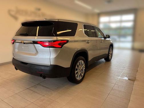 Silver Ice Metallic 2022 Chevrolet Traverse LS