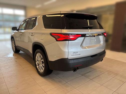 Silver Ice Metallic 2022 Chevrolet Traverse LS