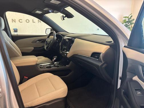 Silver Ice Metallic 2022 Chevrolet Traverse LS