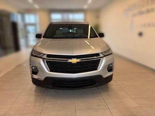 Silver Ice Metallic 2022 Chevrolet Traverse LS
