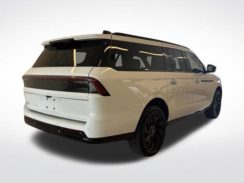 Pristine White Metallic Tri-Coat 2025 Lincoln Navigator Reserve