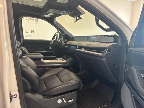 Pristine White Metallic Tri-Coat 2025 Lincoln Navigator Reserve