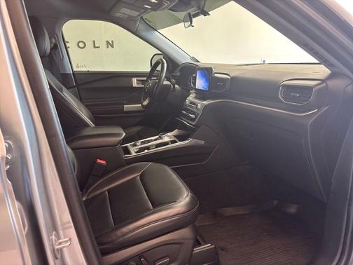 Iconic Silver Metallic 2022 Ford Explorer XLT