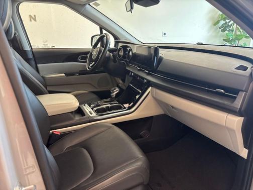 Ceramic Silver 2022 Kia Carnival SX