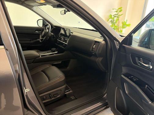 Gun Metallic/Super Black 2023 Nissan Pathfinder SL FWD