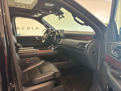 Infinite Black Metallic Clearcoat 2024 Lincoln Navigator Premiere